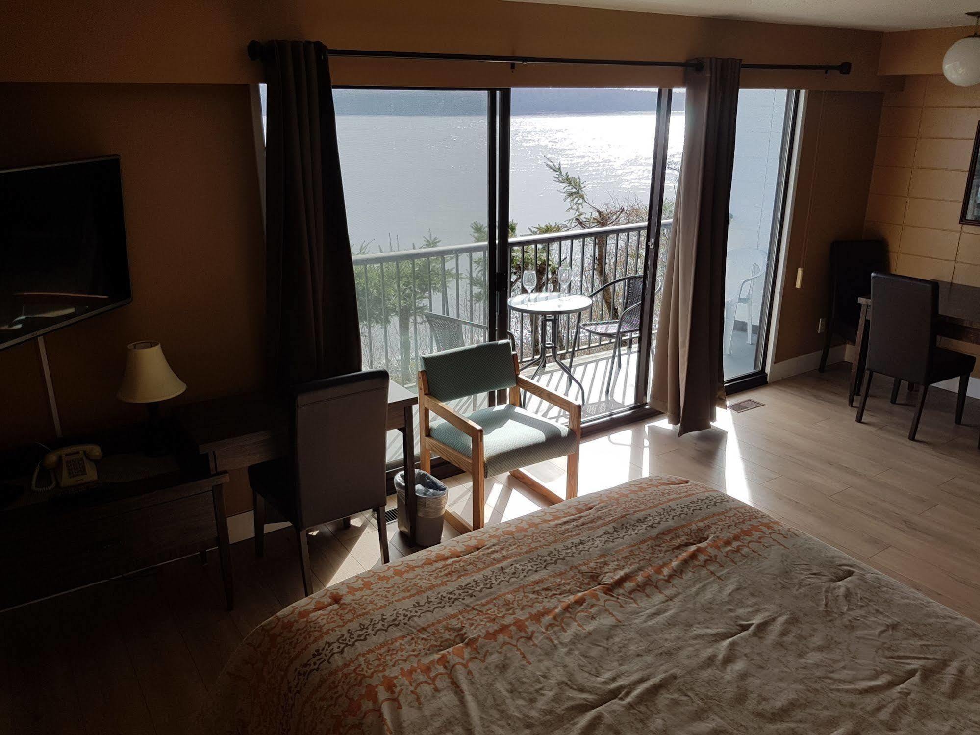 Above Tide Motel Кэмпбелл-Ривер Экстерьер фото